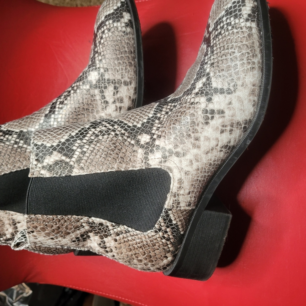 Flat boots